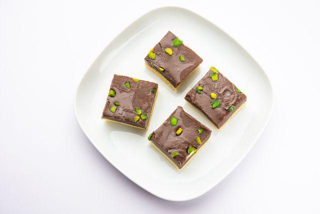 ilustrasi pistachio kanfeh chocolate bar (vecteezy.com/Subodh Sathe)