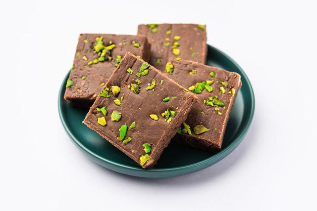 ilustrasi pistachio kanfeh chocolate bar (vecteezy.com/Subodh Sathe)