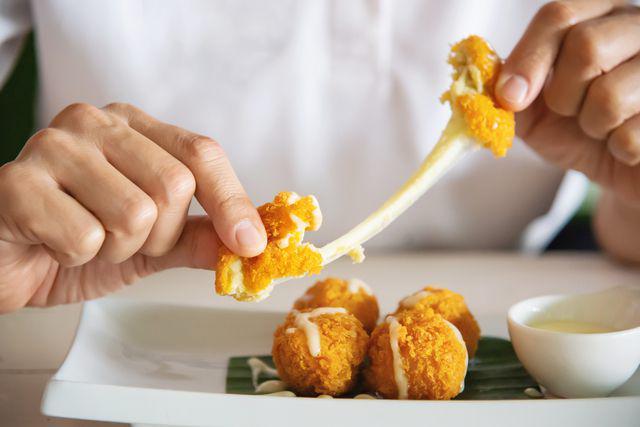 5 Resep Gorengan Isi Mozzarella khas Italia, Kejunya Lumer!