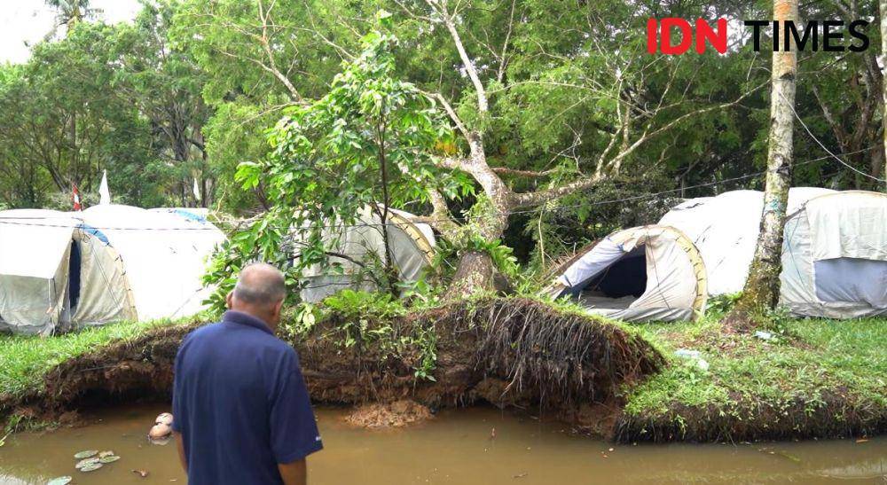 Pohon tumbang di area perkemahan PMI di Kubu Raya memakan korban jiwa. (IDN Times/Teri).