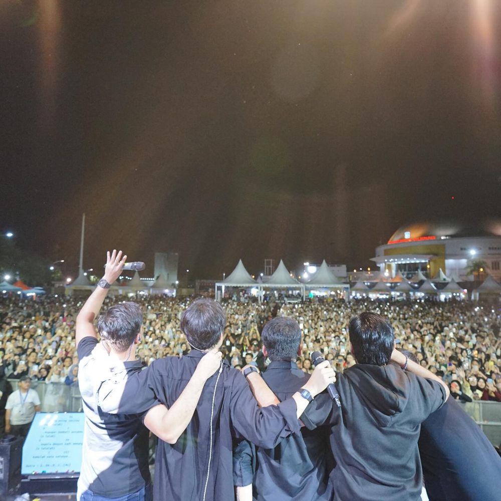 The Popstar manggung (Instagram.com/raffinagita1717)