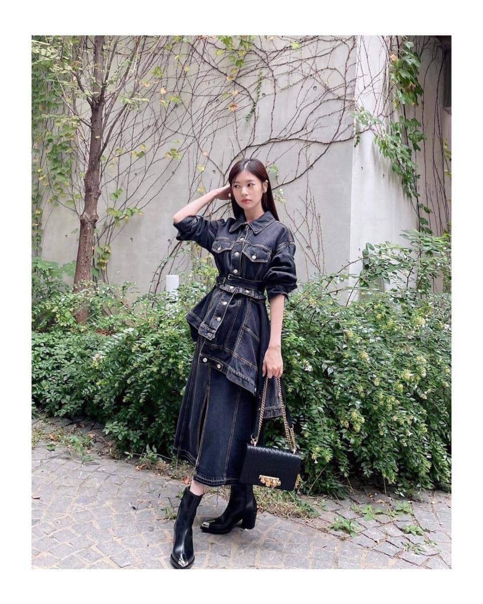 ragam gaya edgy ala Jung So Min (instagram.com/somin_jj)