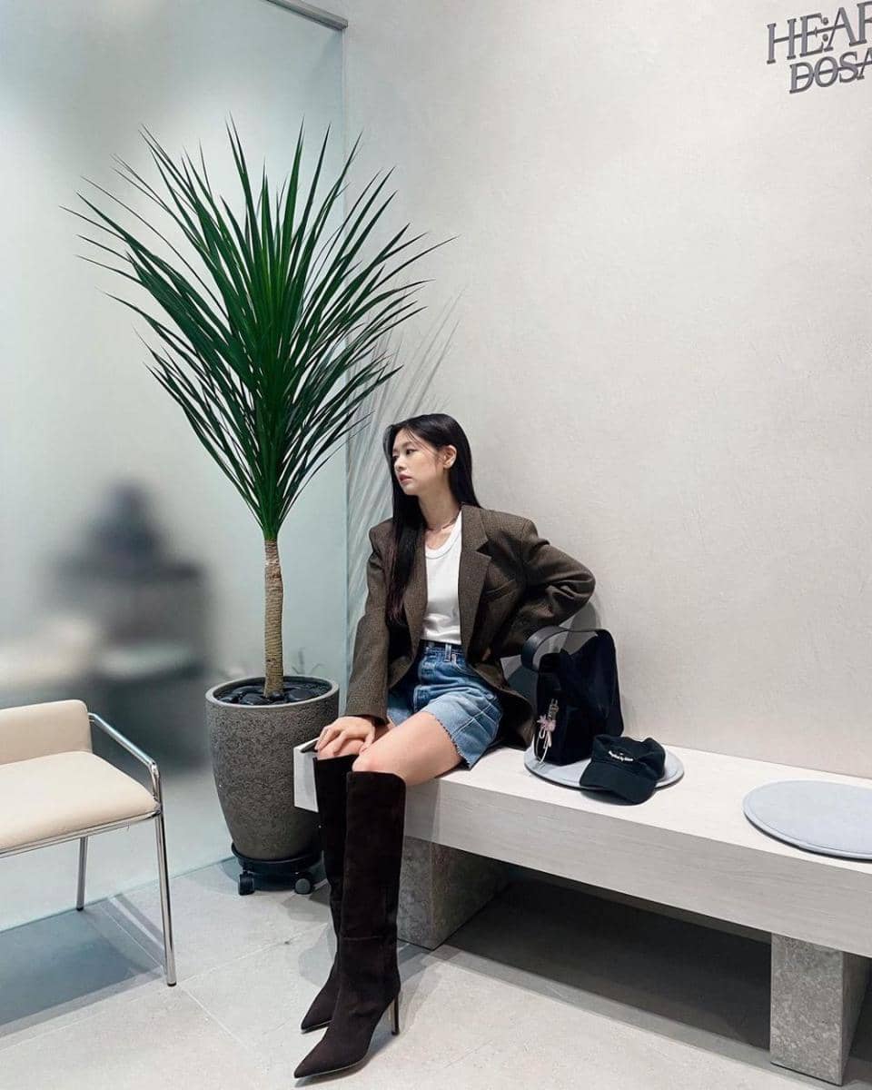 ragam gaya edgy ala Jung So Min (instagram.com/somin_jj)