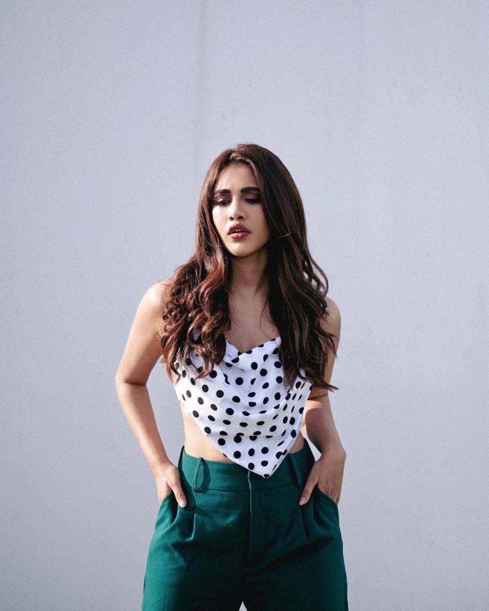 ide outfit warna hijau ala aktris India (instagram.com/nabhanatesh)