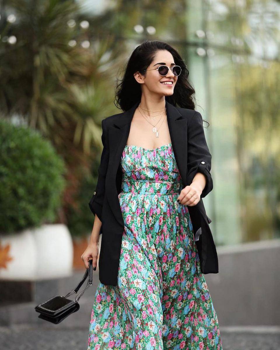 ide outfit warna hijau ala aktris India (instagram.com/ruhanisharma94)