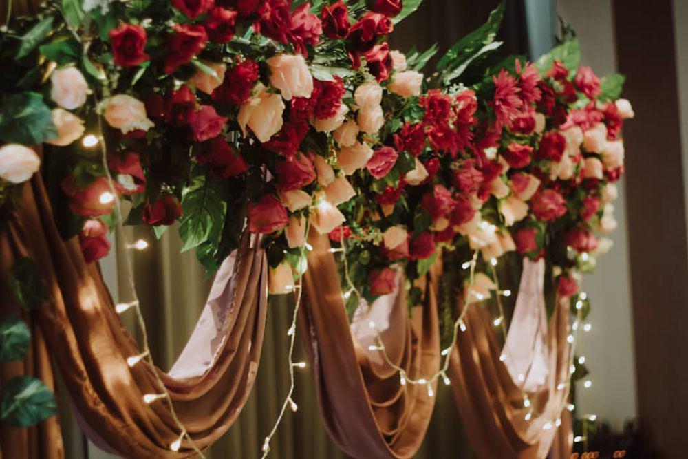 Engagement backdrop. (instagram.com/eternity.decoration)