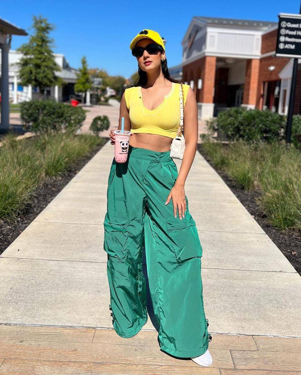 ide outfit warna hijau ala aktris India (instagram.com/sonalchauhan)