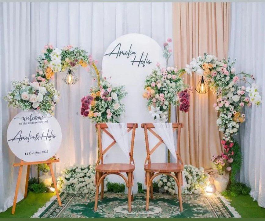 Ilustrasi engagement backdrop. (instagram.com/dekorshaka)