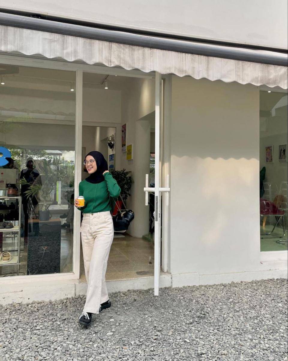 inspirasi perpaduan warna outfit warna hijau dengan putih (instagram.com/fitrahydy)