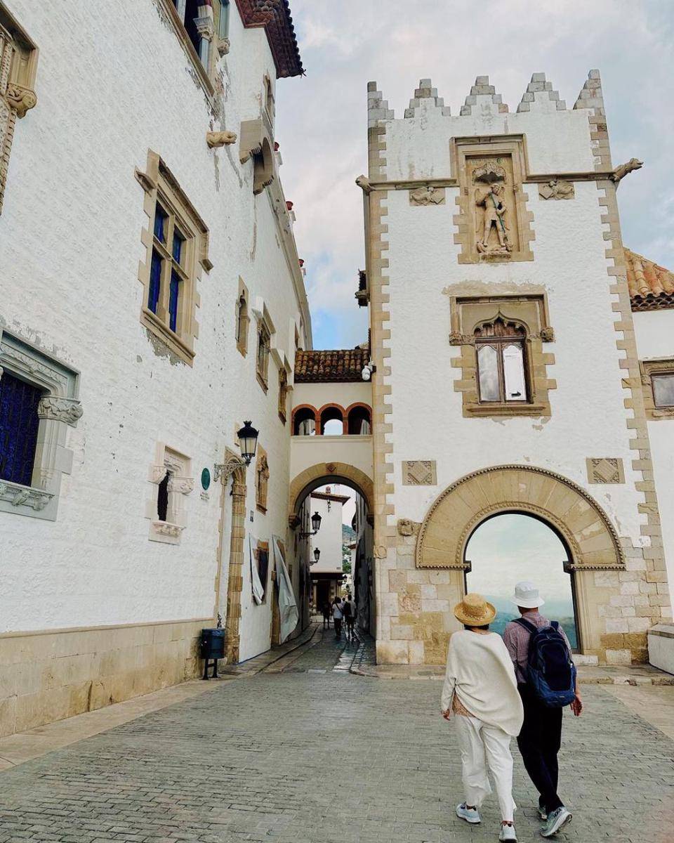 potret keluarga Maudy Ayunda liburan ke Barcelona (instagram.com/maudyayunda)