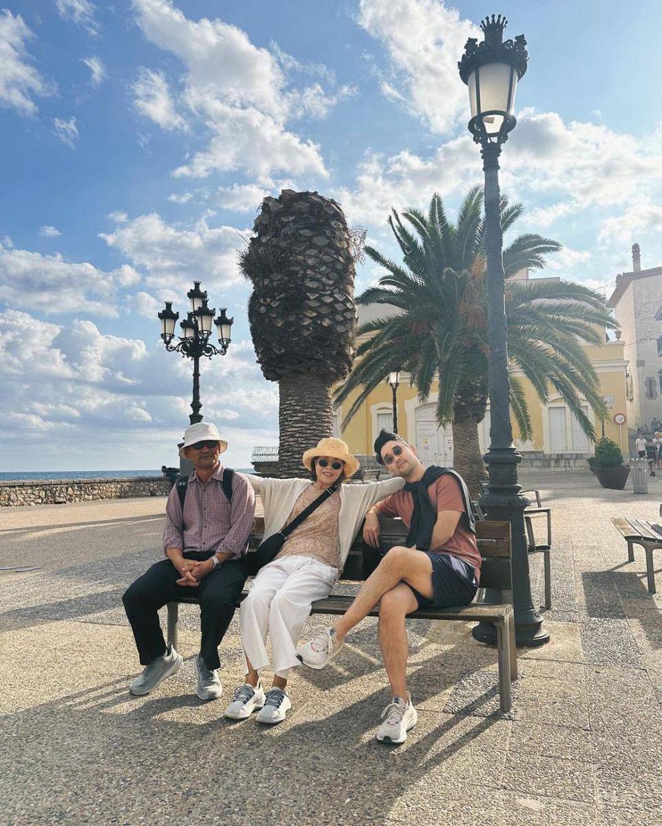 potret keluarga Maudy Ayunda liburan ke Barcelona (instagram.com/maudyayunda)