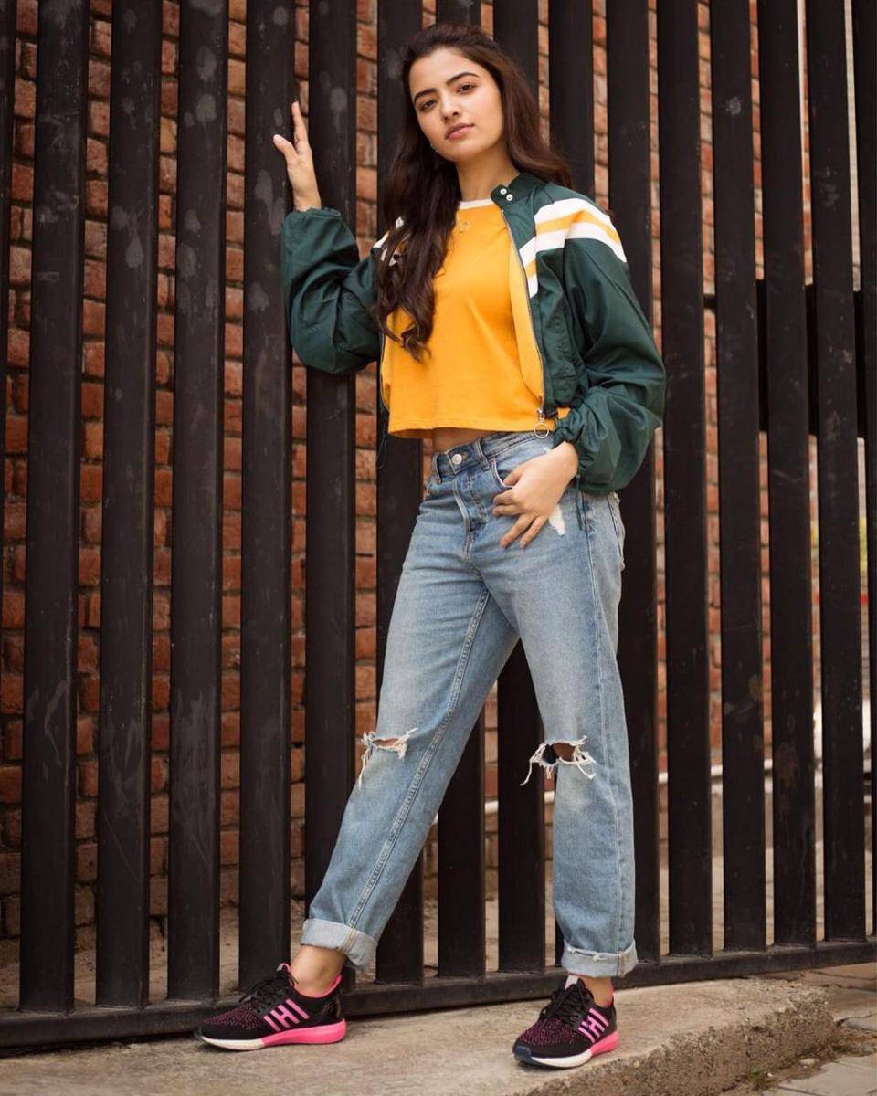 ide outfit warna hijau ala aktris India (instagram.com/rukshardillon12)