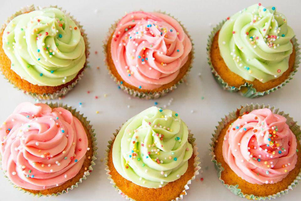 ilustrasi cupcake warna-warni (pixabay.com/Blandine JOANNIC)