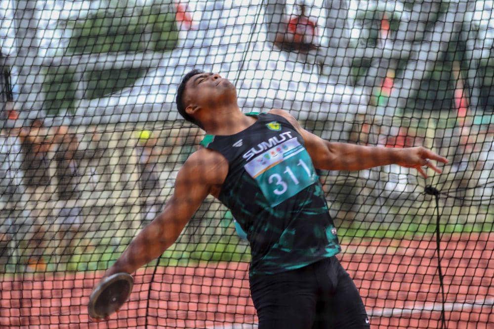 Atlet Sumatra Utara Hardodi Sihombing mendapat  medali emas nomor lomba lempar cakram putra PON XXI Aceh-Sumut di Stadion Madya Sena Sport Center Sumut, Deli Serdang, Sumatera Utara, Sabtu (14/9/2024). (PB PON XXI SUMUT/Rony Muharrman)