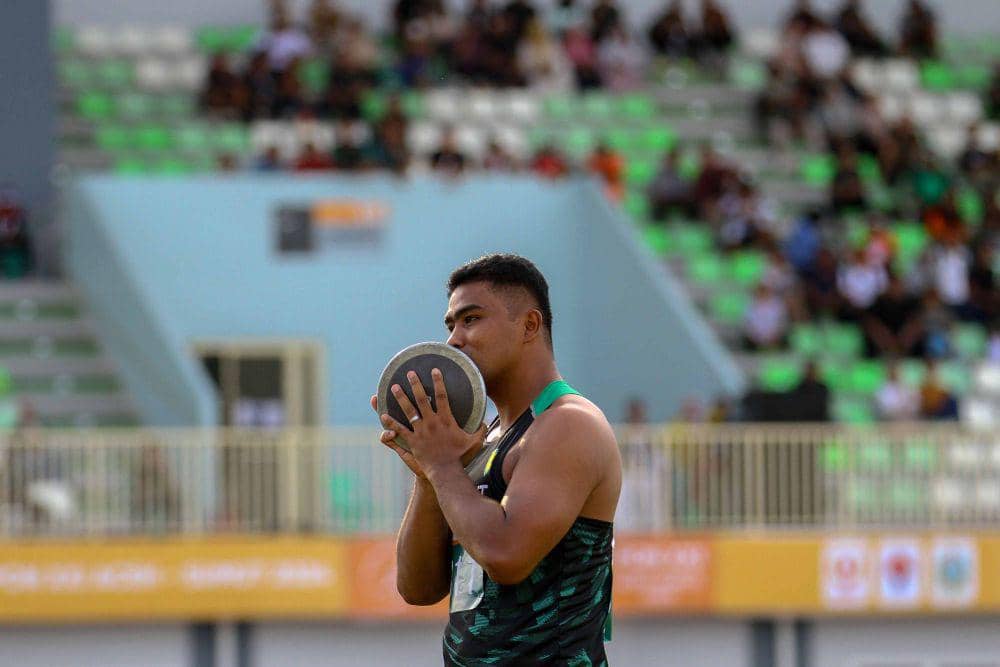 Atlet Sumatra Utara Hardodi Sihombing mendapat  medali emas nomor lomba lempar cakram putra PON XXI Aceh-Sumut di Stadion Madya Sena Sport Center Sumut, Deli Serdang, Sumatera Utara, Sabtu (14/9/2024). (PB PON XXI SUMUT/Rony Muharrman)