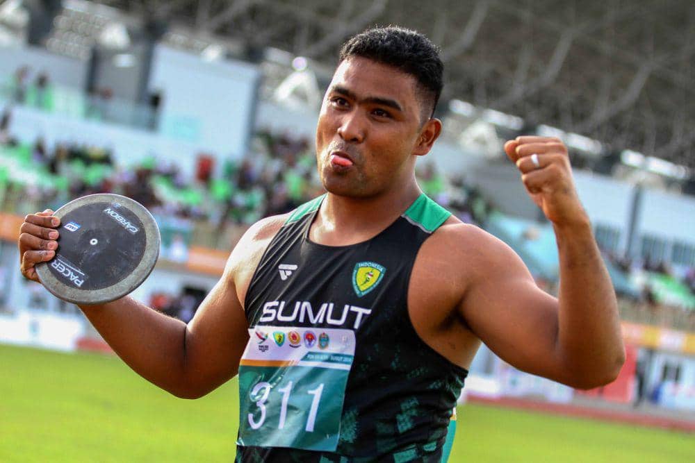 Atlet Sumatra Utara Hardodi Sihombing mendapat  medali emas nomor lomba lempar cakram putra PON XXI Aceh-Sumut di Stadion Madya Sena Sport Center Sumut, Deli Serdang, Sumatera Utara, Sabtu (14/9/2024). (PB PON XXI SUMUT/Rony Muharrman)