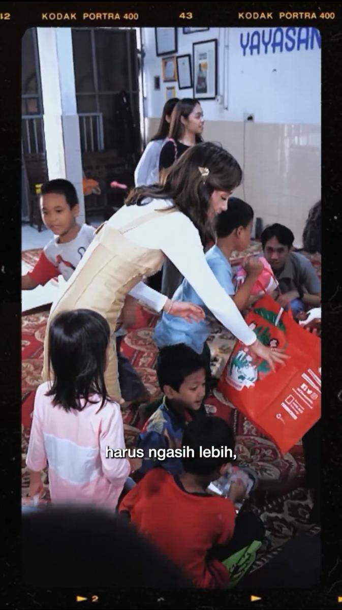 potret Cinta Laura berkegiatan sosial di panti asuhan (instagram.com/claurakiehl)