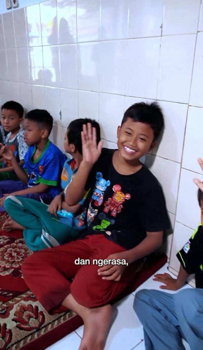potret Cinta Laura berkegiatan sosial di panti asuhan (instagram.com/claurakiehl)
