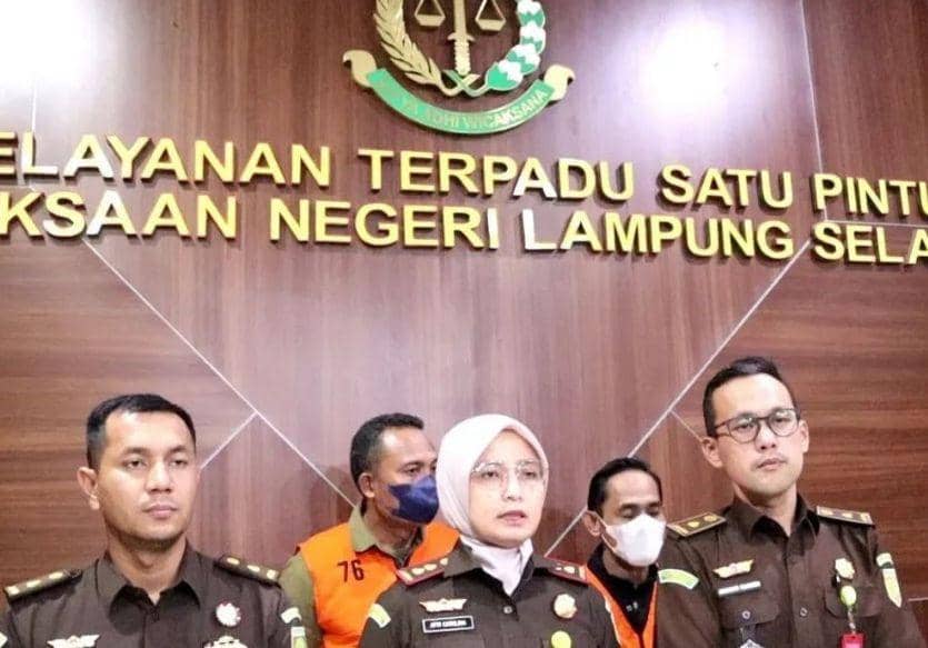 Kejari Lampung Selatan menetapkan 3 ASN tersangka korupsi insentif anggota Satpol PP. (Dok. Kejari Lamsel).