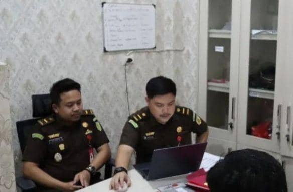 Kejari Lampung Selatan menetapkan 3 ASN tersangka korupsi insentif anggota Satpol PP. (Dok. Kejari Lamsel).