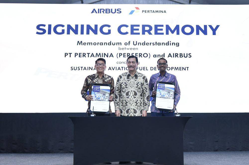 Penandatanganan MoU Pertamina dengan Airbus terkait Pengembangan SAF di Indonesia. (dok. Pertamina)
