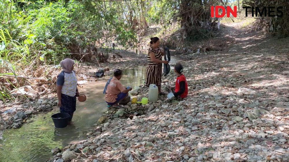 Warga di Dusun Kaligede, Desa Ngancar, Kecamatan Pitu Ngawi lubangi sungai untuk dapatkan air. IDN Times/ Riyanto.