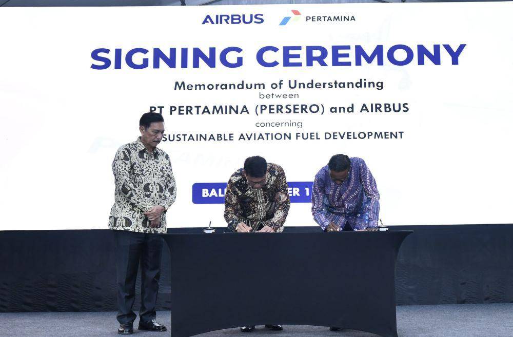 Penandatanganan MoU Pertamina dengan Airbus terkait Pengembangan SAF di Indonesia. (dok. Pertamina)
