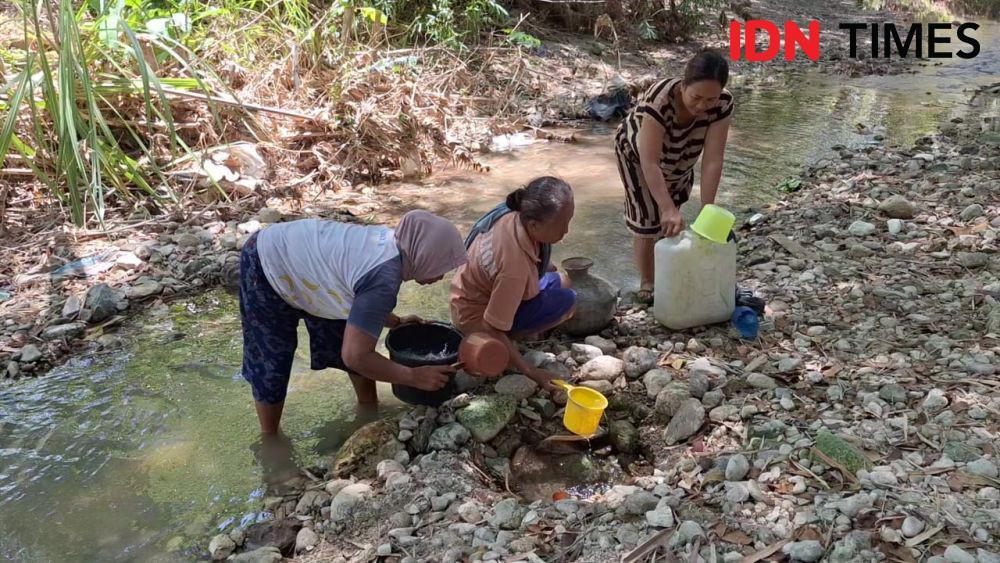 Warga di Dusun Kaligede, Desa Ngancar, Kecamatan Pitu Ngawi lubangi sungai untuk dapatkan air. IDN Times/ Riyanto.