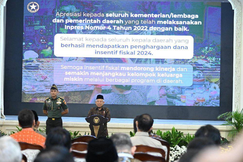 Pemerintah Provinsi Jawa Timur menerima dana insentif fiskal senilai Rp6,2 miliar dari Wakil Presiden Ma'ruf Amin kepada Penjabat (Pj.) Gubernur Jatim Adhy Karyono di Auditorium Sekretariat Wakil Presiden, Jakarta, Rabu (18/9). (dok. Pemprov Jatim)