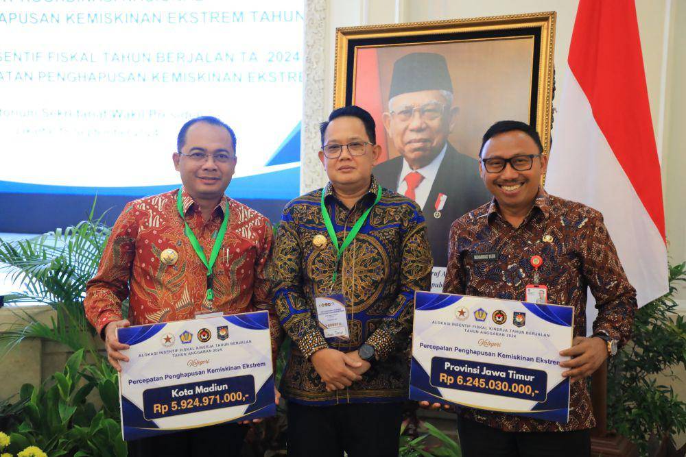 Pemerintah Provinsi Jawa Timur menerima dana insentif fiskal senilai Rp6,2 miliar dari Wakil Presiden Ma'ruf Amin kepada Penjabat (Pj.) Gubernur Jatim Adhy Karyono di Auditorium Sekretariat Wakil Presiden, Jakarta, Rabu (18/9). (dok. Pemprov Jatim)