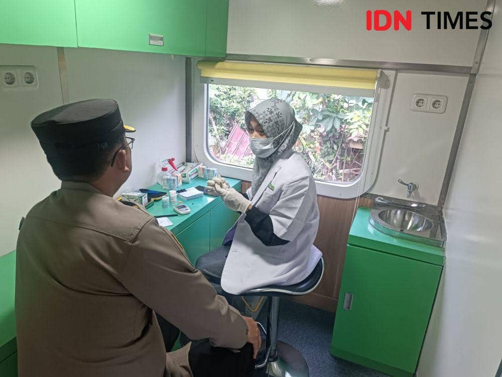 Kehadiran kereta Rail Clinic alias kereta kesehatan di Stasiun Srengsem, Kecamatan Panjang, Bandar Lampung, Rabu (18/9/2024). (IDN Times/Tama Yudha Wiguna).