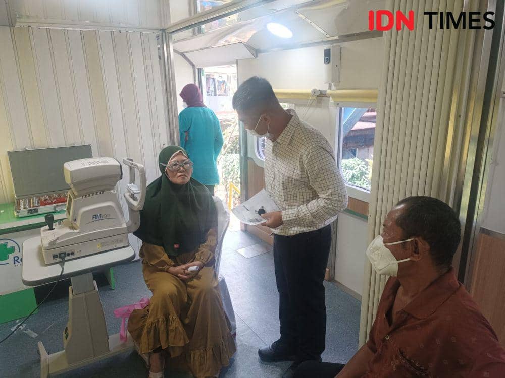 Kehadiran kereta Rail Clinic alias kereta kesehatan di Stasiun Srengsem, Kecamatan Panjang, Bandar Lampung, Rabu (18/9/2024). (IDN Times/Tama Yudha Wiguna).