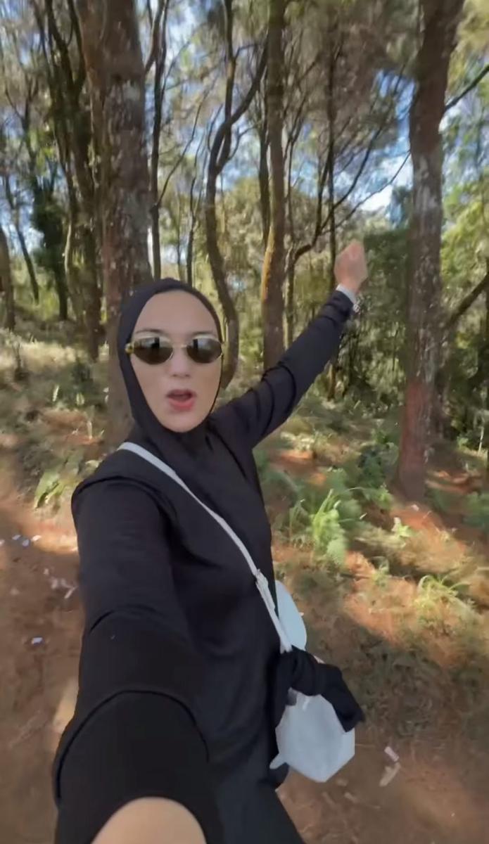 potret Citra Kirana hiking ke Kawah Gunung Tangkuban Parahu (instagram.com/citraciki)