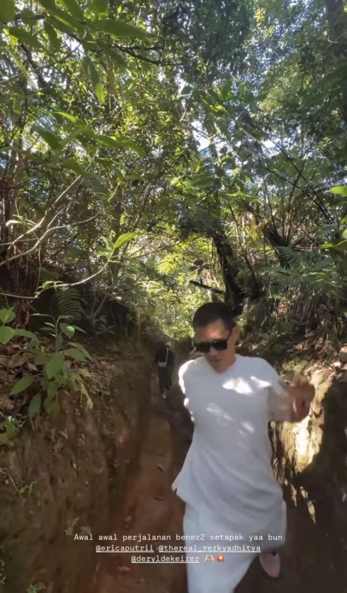 potret Citra Kirana hiking ke Kawah Gunung Tangkuban Parahu (instagram.com/citraciki)