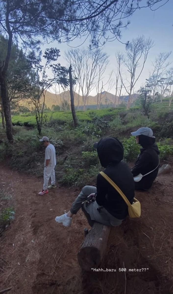 potret Citra Kirana hiking ke Kawah Gunung Tangkuban Parahu (instagram.com/citraciki)