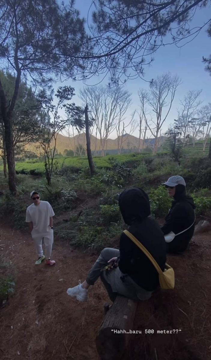 potret Citra Kirana hiking ke Kawah Gunung Tangkuban Parahu (instagram.com/citraciki)