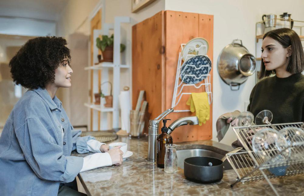 ilistrasi ngobrol dengan kakak ipar (pexels.com/Liza Summer)