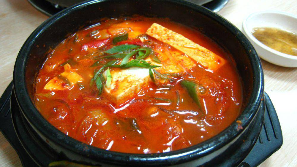kimchi jjigae (commons.wikimedia.org/miyagawa)
