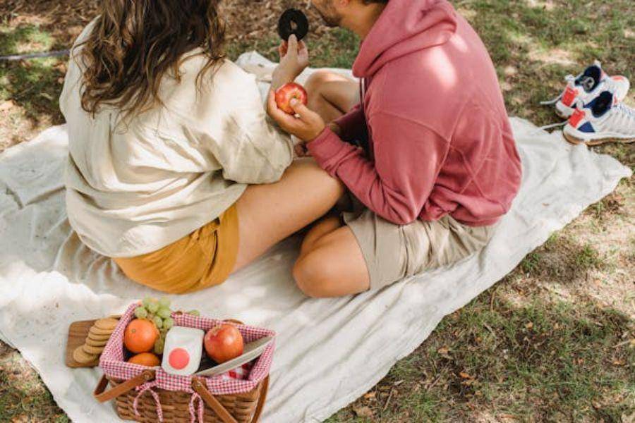 ilustasi makan buah (pexels.com/Amina Filkins)