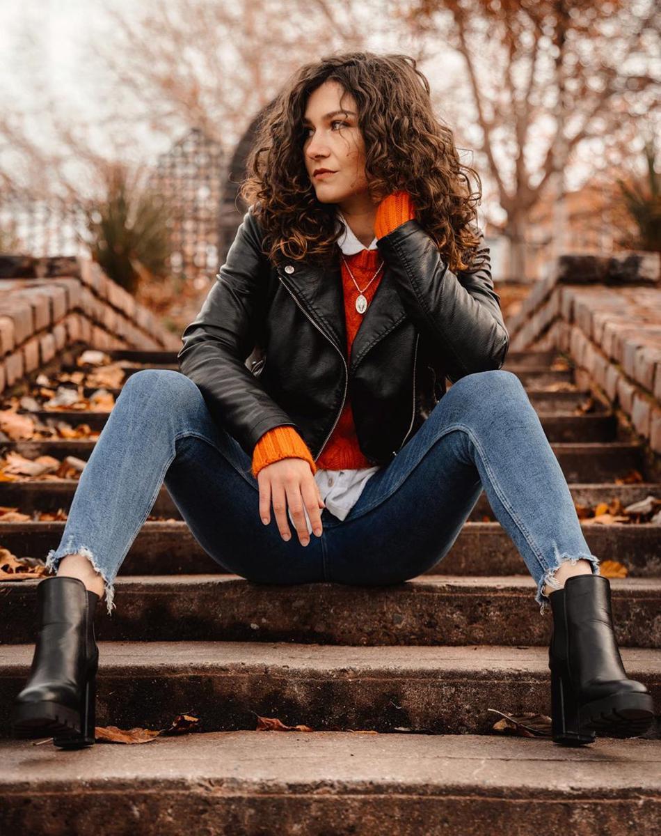 mix and match leather jacket (pexels.com/Dublin Portraits)