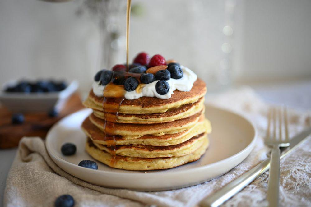 ilustrasi pancake dengan topping bluberi dan keju (pexels.com/eat kubba)