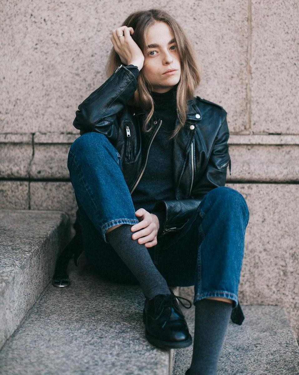 mix and match leather jacket (pexels.com/Lina Kivaka)
