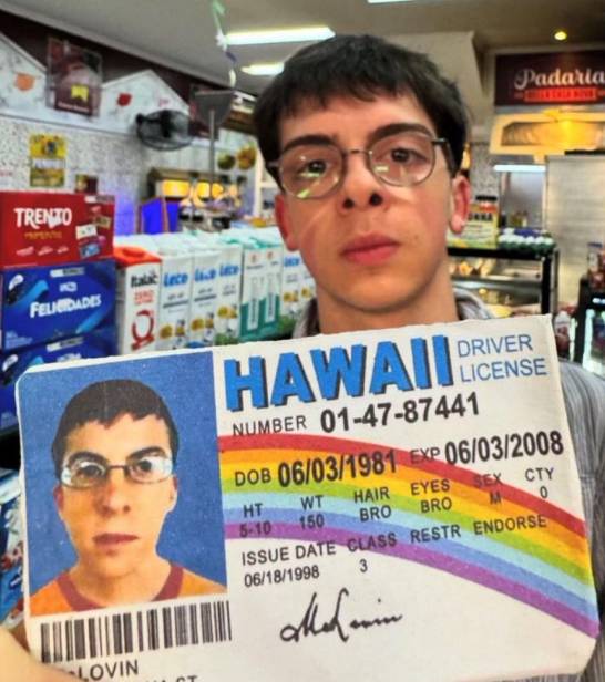 foto SIM lucu karena nyeleneh (x.com/insaneposes)