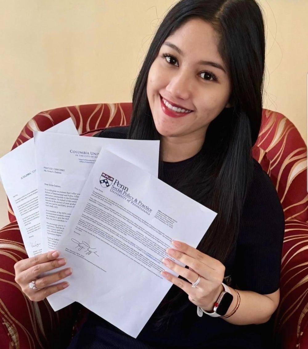 Istri Kaesang Pangarep, Erina Gudono ketika memamerkan surat penerimaan program pasca sarjana di Universitas Pennsylvania. (www.instagram.com@erinagudono)