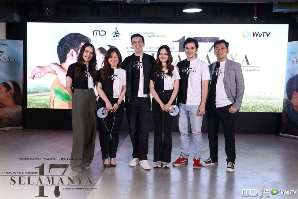 potret Hanung Bramantyo bersama produser dan jajaran pemain series 17 Selamanya. (instagram.com/17selamanya)