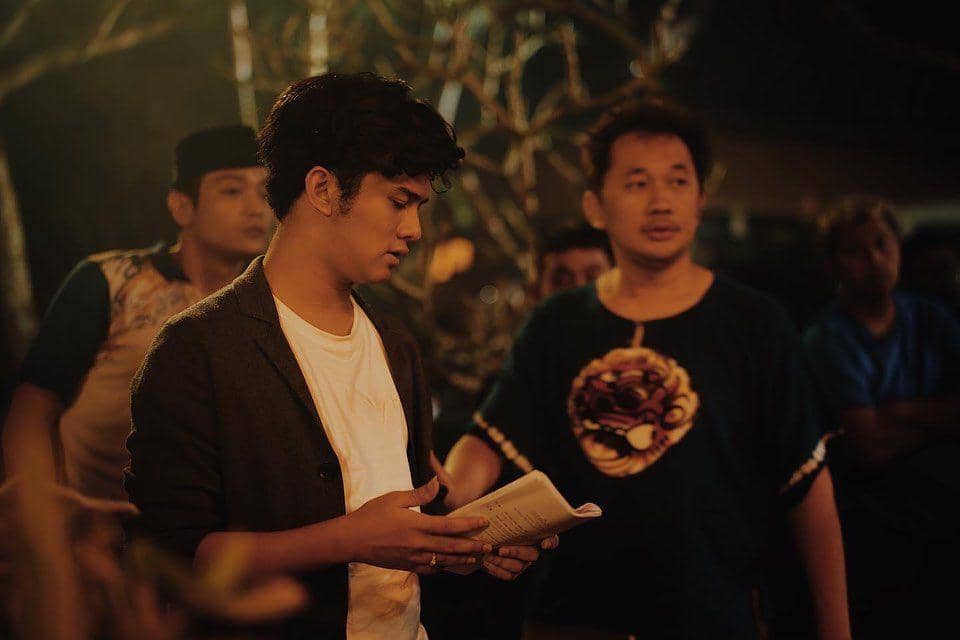 potret Hanung Bramantyo dengan pemeran utama series Doa Mengancam, Kevin Ardilova. (instagram.com/kevinardilova)