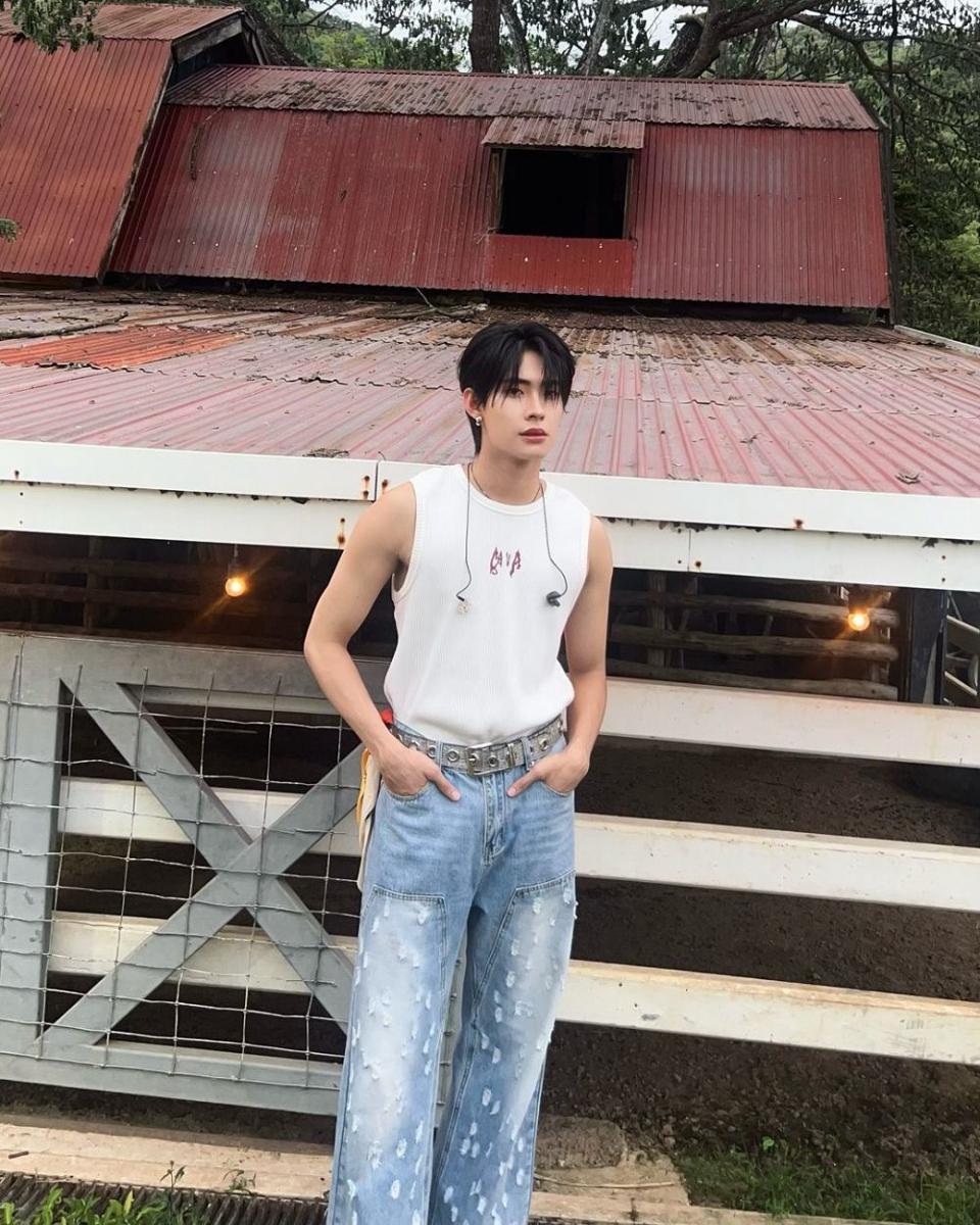 blue jeans ala Koraphat Lamnoi (instagram.com/krptt_)
