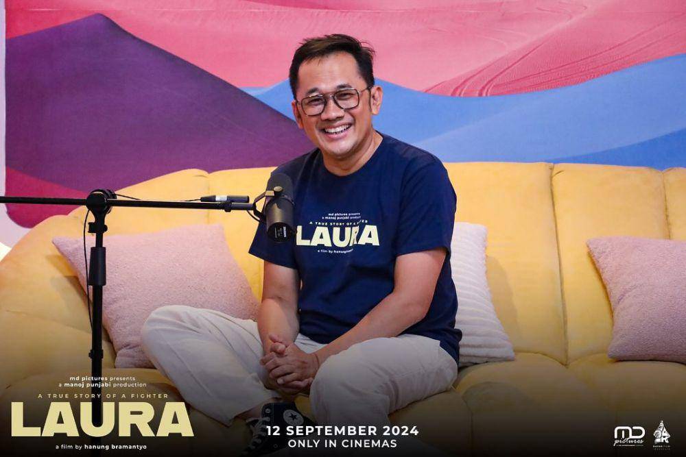 potret Hanung Bramantyo memakai kaos promo film Laura