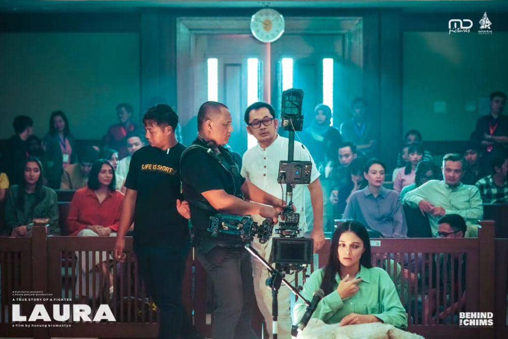 potret Hanung Bramantyo saat proses syuting film Laura yang dibintangi oleh Amanda Rawles. (instagram.com/hanungbramantyo)