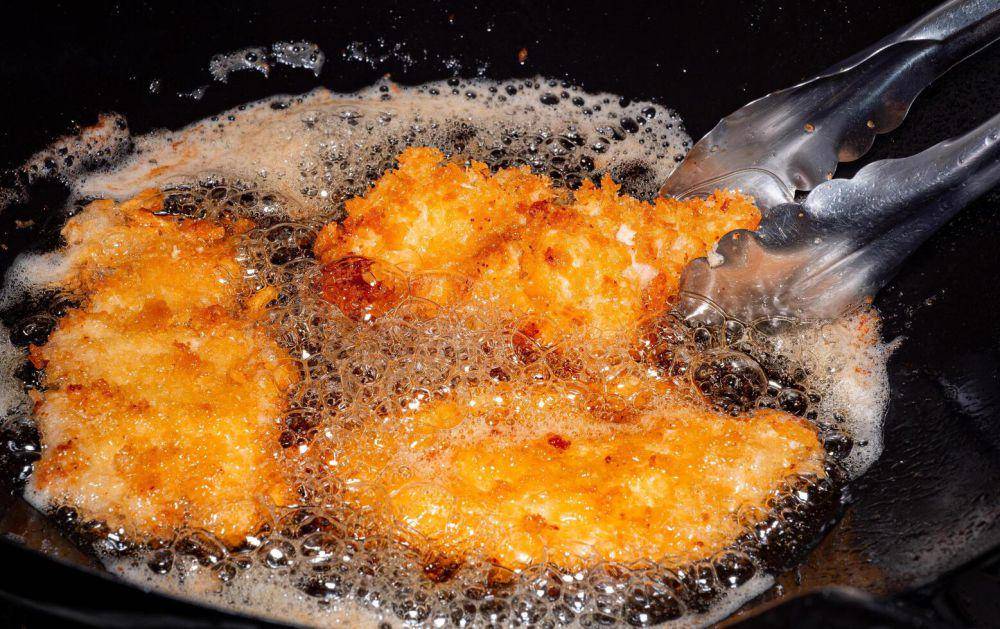 ilustrasi menggoreng nugget (vecteezy.com/ridersuperone)